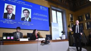Otorgan Nobel de Química a dos científicos que lograron en el laboratorio reacciones que sólo la vida podía hacer Otorgan Nobel de Química a dos científicos que lograron en el laboratorio reacciones que sólo la vida podía hacer