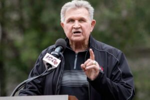 Muere Mike Ditka, legendario entrenador que llevó a los Osos de Chicago al título del Super Bowl XX; tenía 86 años Muere Mike Ditka, legendario entrenador que llevó a los Osos de Chicago al título del Super Bowl XX; tenía 86 años