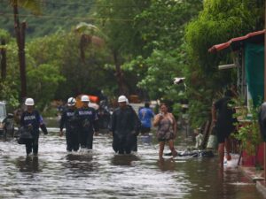 Huracán «Simón» se mantiene en categoría 3; prevén posible impacto en Sinaloa la noche del jueves Huracán «Simón» se mantiene en categoría 3; prevén posible impacto en Sinaloa la noche del jueves