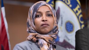 Agentes federales registran el domicilio de la congresista demócrata Ilhan Omar Agentes federales registran el domicilio de la congresista demócrata Ilhan Omar