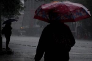 Huracán “Simón” se debilita a categoría 1; mantienen alerta por lluvias en Nayarit y Sinaloa Huracán “Simón” se debilita a categoría 1; mantienen alerta por lluvias en Nayarit y Sinaloa