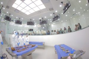 Familias de desaparecidos conocen laboratorios y procesos forenses de la Fiscalía de Guanajuato Familias de desaparecidos conocen laboratorios y procesos forenses de la Fiscalía de Guanajuato
