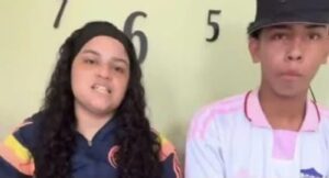 Mujer pide disculpas al joven que fue recriminado por asistir en chanclas a un estadio de fútbol Mujer pide disculpas al joven que fue recriminado por asistir en chanclas a un estadio de fútbol