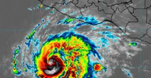 Huracán «Vance» se intensifica en el pacífico y podría alcanzar categoría 3 Huracán «Vance» se intensifica en el pacífico y podría alcanzar categoría 3