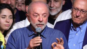 Suspenden durante media hora las operaciones en la bolsa de Brasil tras la reelección de Lula Da Silva Suspenden durante media hora las operaciones en la bolsa de Brasil tras la reelección de Lula Da Silva