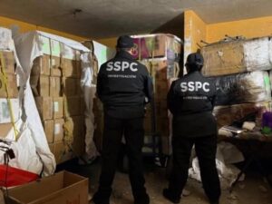 Decomisan seis toneladas de cigarros apócrifos en la CDMX; investigación apunta a fábrica clandestina en Huixquilucan Decomisan seis toneladas de cigarros apócrifos en la CDMX; investigación apunta a fábrica clandestina en Huixquilucan