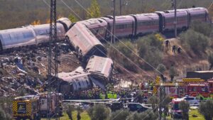 Suman 69 fallecidos y 110 heridos por el choque de dos trenes en España; continúa la identificación de las víctimas Suman 69 fallecidos y 110 heridos por el choque de dos trenes en España; continúa la identificación de las víctimas